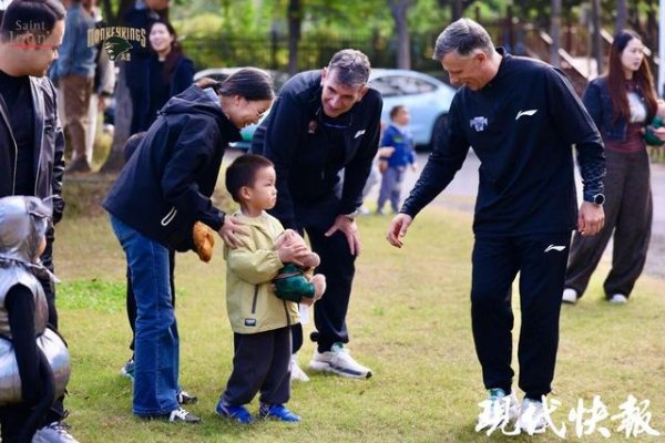天添盈 CBA南京同曦男篮球员进校园，与幼儿园的孩子们亲密互动